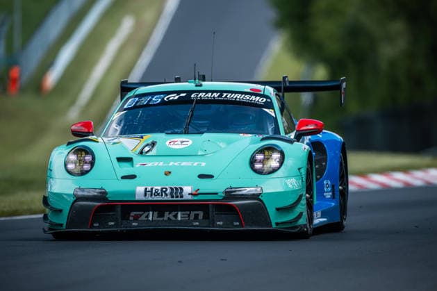 Der Porsche 911 GT3 R (992) Evo26 mit der Startnummer 44 vom Team Falken Motorsports mit den Fahrern Klaus Bachler, Tim Heinemann, Sven Müller und Morris Schuring fährt während des Top Qualifying auf der Nordschleife des Nürburgrings. Nürburg Rheinland-Pfalz Deutschland