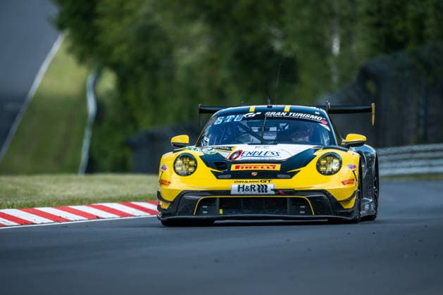 Der Porsche 911 GT3 R (992) Evo26 mit der Startnummer 54 vom Team Dinamic GT mit den Fahrern Bastian Buß, Michael Klitgaard Christensen, Joel Sturm und Loek Hartog fährt während des Top Qualifying auf der Nordschleife des Nürburgrings. Nürburg Rheinland-Pfalz Deutschland