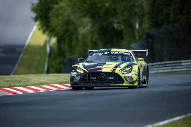 Der Mercedes-AMG GT3 mit der Startnummer 11 vom Team SR Motorsport by Schnitzelalm mit den Fahrern Kenneth Heyer, Jannes Fittje, Jay Mo Härtling und Philip Ellis fährt während des Top Qualifying auf der Nordschleife des Nürburgrings. Nürburg Rheinland-Pfalz Deutschland