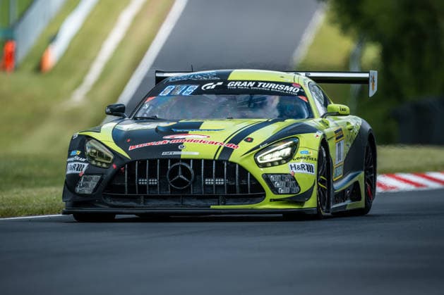 Der Mercedes-AMG GT3 mit der Startnummer 11 vom Team SR Motorsport by Schnitzelalm mit den Fahrern Kenneth Heyer, Jannes Fittje, Jay Mo Härtling und Philip Ellis fährt während des Top Qualifying auf der Nordschleife des Nürburgrings. Nürburg Rheinland-Pfalz Deutschland