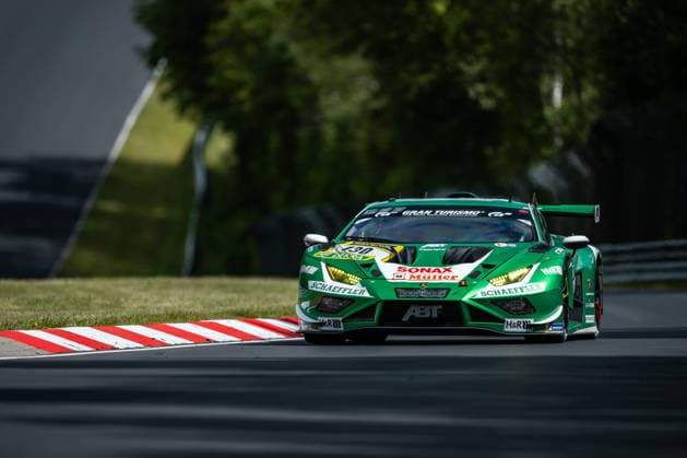 Der Lamborghini Huracan GT3 EVO2 mit der Startnummer 130 vom Team Red Bull Team ABT mit den Fahrern Marco Mapelli, Nicky Catsburg und Nicholas Yelloly fährt während des Top Qualifying auf der Nordschleife des Nürburgrings. Nürburg Rheinland-Pfalz Deutschland