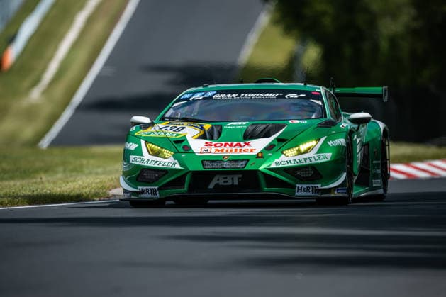 Der Lamborghini Huracan GT3 EVO2 mit der Startnummer 130 vom Team Red Bull Team ABT mit den Fahrern Marco Mapelli, Nicky Catsburg und Nicholas Yelloly fährt während des Top Qualifying auf der Nordschleife des Nürburgrings. Nürburg Rheinland-Pfalz Deutschland