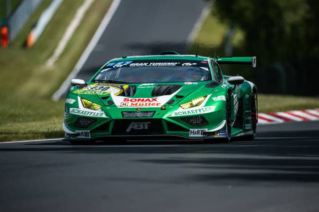 Der Lamborghini Huracan GT3 EVO2 mit der Startnummer 130 vom Team Red Bull Team ABT mit den Fahrern Marco Mapelli, Nicky Catsburg und Nicholas Yelloly fährt während des Top Qualifying auf der Nordschleife des Nürburgrings. Nürburg Rheinland-Pfalz Deutschland