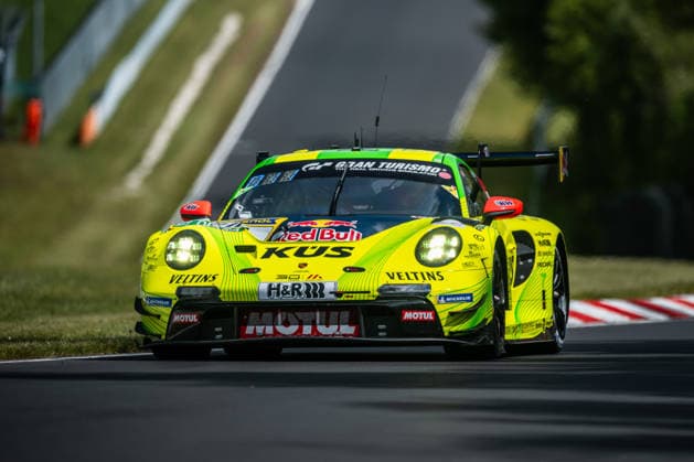 Der Porsche 911 GT3 R (992) Evo26 mit der Startnummer 911 vom Team Manthey mit den Fahrern Kevin Estre, Ayhancan Güven und Thomas Preining fährt während des Top Qualifying auf der Nordschleife des Nürburgrings. Nürburg Rheinland-Pfalz Deutschland