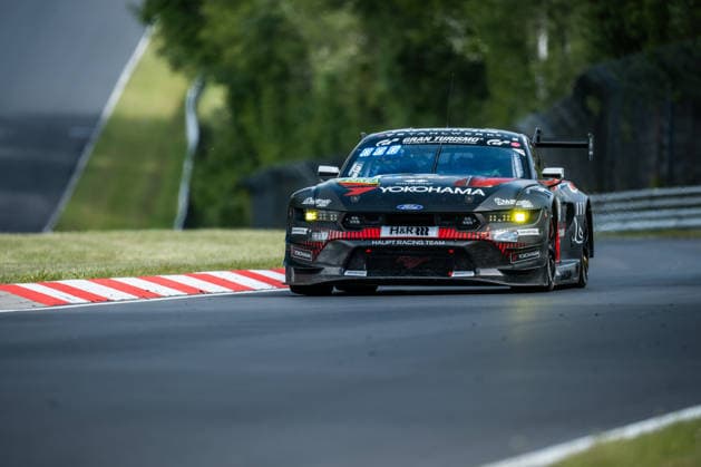 Der Ford Mustang GT3 EVO (2026) mit der Startnummer 65 vom Team HRT Ford Racing mit den Fahrern Hubert Haupt, Vincent Kolb, David Schumacher und Colin Caresani fährt während des Top Qualifying auf der Nordschleife des Nürburgrings. Nürburg Rheinland-Pfalz Deutschland