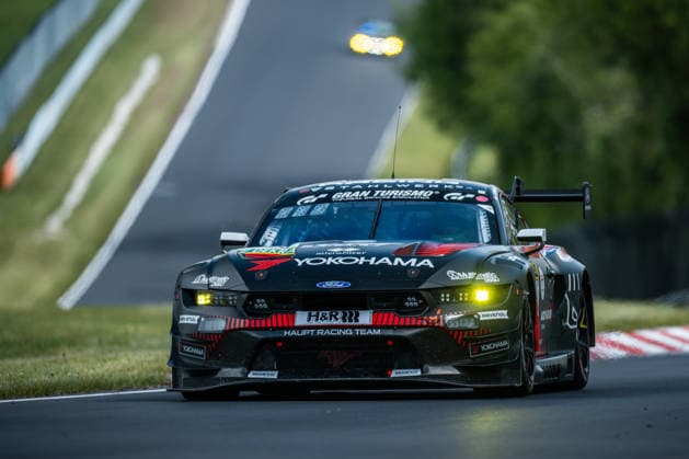 Der Ford Mustang GT3 EVO (2026) mit der Startnummer 65 vom Team HRT Ford Racing mit den Fahrern Hubert Haupt, Vincent Kolb, David Schumacher und Colin Caresani fährt während des Top Qualifying auf der Nordschleife des Nürburgrings. Nürburg Rheinland-Pfalz Deutschland
