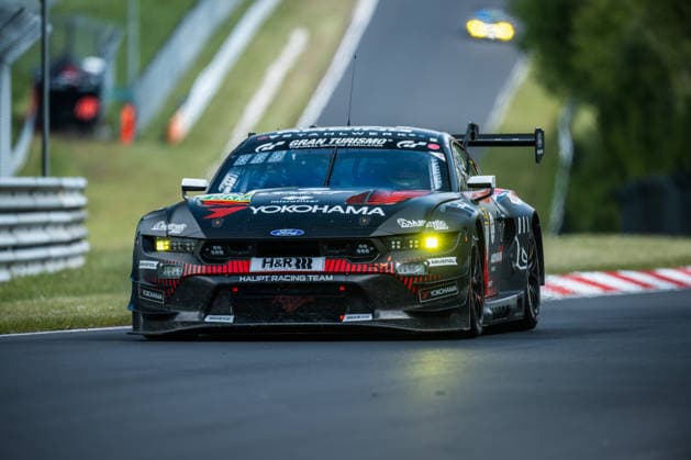 Der Ford Mustang GT3 EVO (2026) mit der Startnummer 65 vom Team HRT Ford Racing mit den Fahrern Hubert Haupt, Vincent Kolb, David Schumacher und Colin Caresani fährt während des Top Qualifying auf der Nordschleife des Nürburgrings. Nürburg Rheinland-Pfalz Deutschland