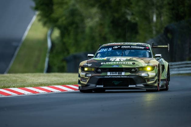 Der Ford Mustang GT3 EVO (2026) mit der Startnummer 67 vom Team HRT Ford Racing mit den Fahrern Frank Dennis Olsen, Christopher Mies, Frederic Vervisch und Frank Stippler fährt während des Top Qualifying auf der Nordschleife des Nürburgrings. Nürburg Rheinland-Pfalz Deutschland