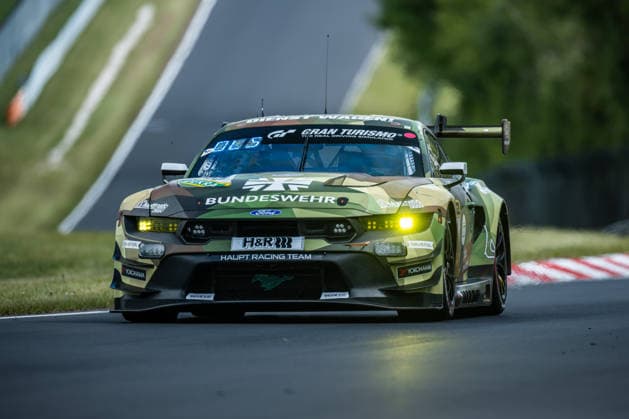 Der Ford Mustang GT3 EVO (2026) mit der Startnummer 67 vom Team HRT Ford Racing mit den Fahrern Frank Dennis Olsen, Christopher Mies, Frederic Vervisch und Frank Stippler fährt während des Top Qualifying auf der Nordschleife des Nürburgrings. Nürburg Rheinland-Pfalz Deutschland