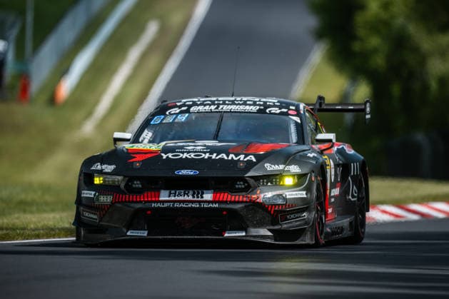 Der Ford Mustang GT3 EVO (2026) mit der Startnummer 65 vom Team HRT Ford Racing mit den Fahrern Hubert Haupt, Vincent Kolb, David Schumacher und Colin Caresani fährt während des Top Qualifying auf der Nordschleife des Nürburgrings. Nürburg Rheinland-Pfalz Deutschland