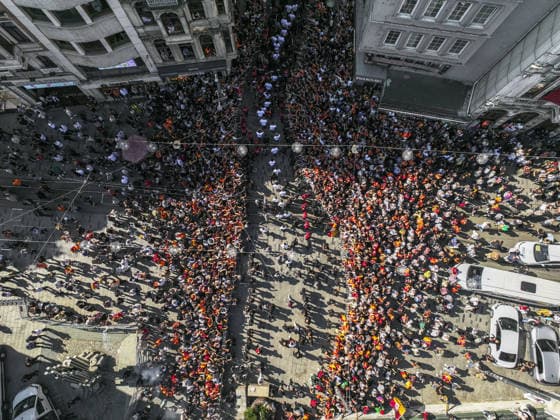 Galatasaray celebrates Turkish Super Lig title in Istanbul ISTANBUL, TURKIYE – MAY 15: Galatasaray players celebrate atop an open-top bus after clinching the 2025-26 Turkish Super Lig title, departing from in front of the historic Galatasaray High School, as thousands of fans line the streets of Istanbul, Turkiye on May 15, 2026. Muhammed Enes Yildirim Anadolu Istanbul Turkey. Editorial use only. Please get in touch for any other usage.  Copyright: x2026xAnadoluxMuhammedxEnesxYildirimx