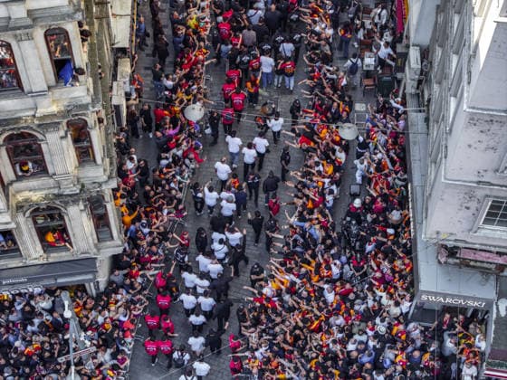 Galatasaray celebrates Turkish Super Lig title in Istanbul ISTANBUL, TURKIYE – MAY 15: Galatasaray players celebrate atop an open-top bus after clinching the 2025-26 Turkish Super Lig title, departing from in front of the historic Galatasaray High School, as thousands of fans line the streets of Istanbul, Turkiye on May 15, 2026. Muhammed Enes Yildirim Anadolu Istanbul Turkey. Editorial use only. Please get in touch for any other usage.  Copyright: x2026xAnadoluxMuhammedxEnesxYildirimx