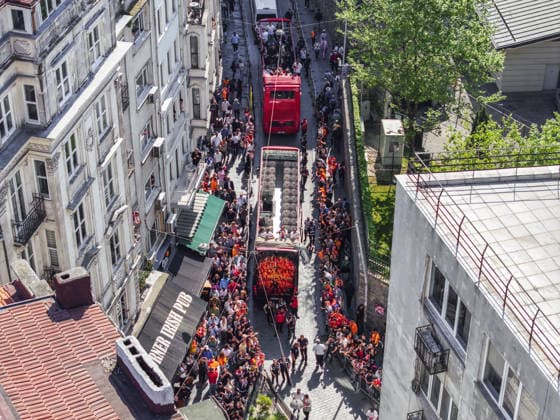 Galatasaray celebrates Turkish Super Lig title in Istanbul ISTANBUL, TURKIYE – MAY 15: Galatasaray players celebrate atop an open-top bus after clinching the 2025-26 Turkish Super Lig title, departing from in front of the historic Galatasaray High School, as thousands of fans line the streets of Istanbul, Turkiye on May 15, 2026. Muhammed Enes Yildirim Anadolu Istanbul Turkey. Editorial use only. Please get in touch for any other usage.  Copyright: x2026xAnadoluxMuhammedxEnesxYildirimx