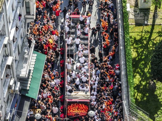 Galatasaray celebrates Turkish Super Lig title in Istanbul ISTANBUL, TURKIYE – MAY 15: Galatasaray players celebrate atop an open-top bus after clinching the 2025-26 Turkish Super Lig title, departing from in front of the historic Galatasaray High School, as thousands of fans line the streets of Istanbul, Turkiye on May 15, 2026. Muhammed Enes Yildirim Anadolu Istanbul Turkey. Editorial use only. Please get in touch for any other usage.  Copyright: x2026xAnadoluxMuhammedxEnesxYildirimx