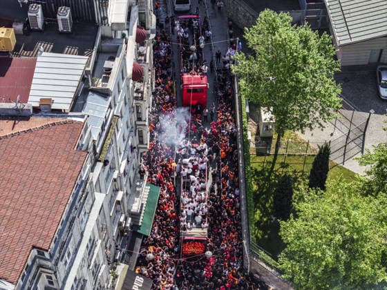 Galatasaray celebrates Turkish Super Lig title in Istanbul ISTANBUL, TURKIYE – MAY 15: Galatasaray players celebrate atop an open-top bus after clinching the 2025-26 Turkish Super Lig title, departing from in front of the historic Galatasaray High School, as thousands of fans line the streets of Istanbul, Turkiye on May 15, 2026. Muhammed Enes Yildirim Anadolu Istanbul Turkey. Editorial use only. Please get in touch for any other usage.  Copyright: x2026xAnadoluxMuhammedxEnesxYildirimx