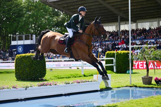 GER; Al Shira aa Deutsches Spring- & Dressur Derby Hamburg 15.05.2026, GER; Al Shira aa Deutsches Spring- & Dressur Derby Hamburg, Preis der Dreame.de - CSI4* Al Shira aa Derby Tour: 2. Qualifikation zum Deutsches Spring-Derby Tom Schewe (GER) auf King Blue am Wassergraben