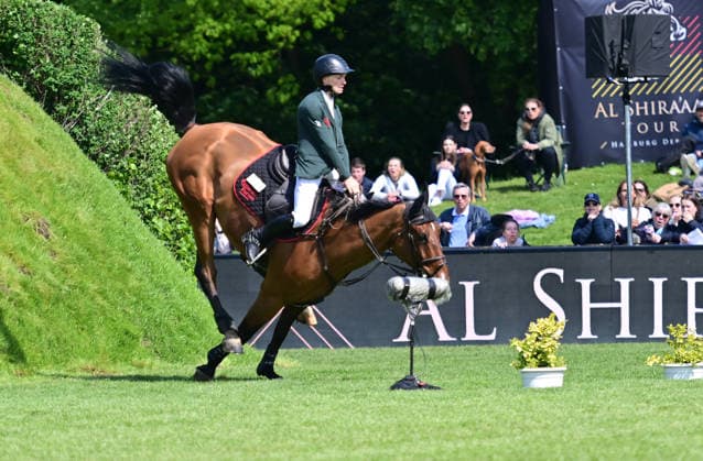 GER; Al Shira aa Deutsches Spring- & Dressur Derby Hamburg 15.05.2026, GER; Al Shira aa Deutsches Spring- & Dressur Derby Hamburg, Preis der Dreame.de - CSI4* Al Shira aa Derby Tour: 2. Qualifikation zum Deutsches Spring-Derby Tom Schewe (GER) auf King Blue stuertzt am Wall