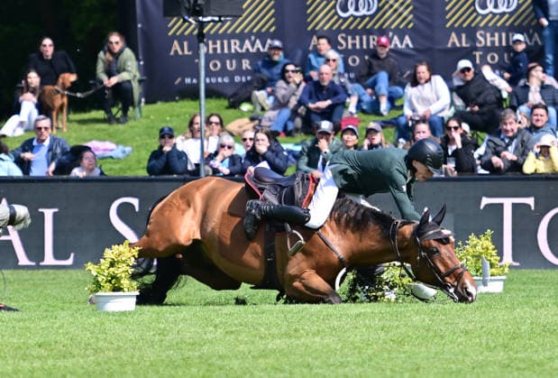 GER; Al Shira aa Deutsches Spring- & Dressur Derby Hamburg 15.05.2026, GER; Al Shira aa Deutsches Spring- & Dressur Derby Hamburg, Preis der Dreame.de - CSI4* Al Shira aa Derby Tour: 2. Qualifikation zum Deutsches Spring-Derby Tom Schewe (GER) auf King Blue stuertzt am Wall