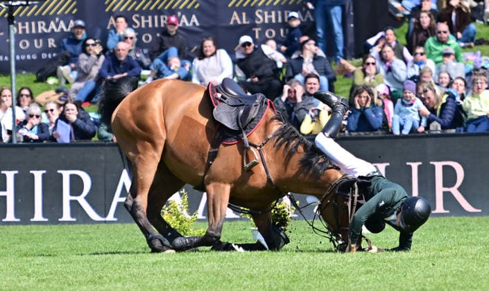 GER; Al Shira aa Deutsches Spring- & Dressur Derby Hamburg 15.05.2026, GER; Al Shira aa Deutsches Spring- & Dressur Derby Hamburg, Preis der Dreame.de - CSI4* Al Shira aa Derby Tour: 2. Qualifikation zum Deutsches Spring-Derby Tom Schewe (GER) auf King Blue stuertzt am Wall