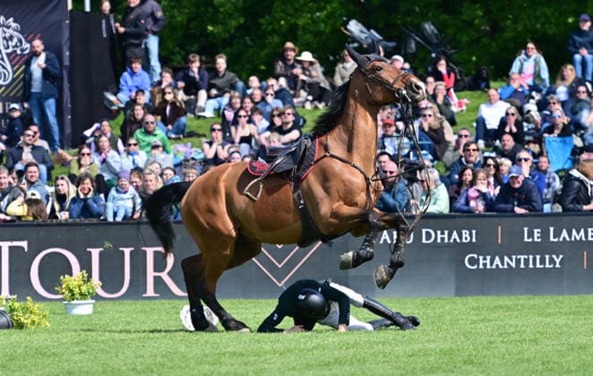 GER; Al Shira aa Deutsches Spring- & Dressur Derby Hamburg 15.05.2026, GER; Al Shira aa Deutsches Spring- & Dressur Derby Hamburg, Preis der Dreame.de - CSI4* Al Shira aa Derby Tour: 2. Qualifikation zum Deutsches Spring-Derby Tom Schewe (GER) auf King Blue stuertzt am Wall