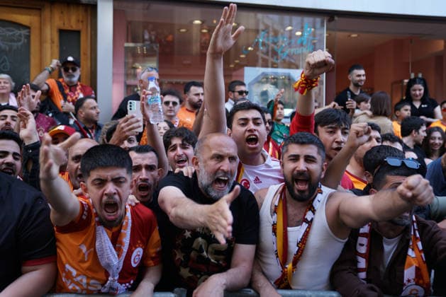 May 15, 2026, Beyoglu, Istanbul, Turkey: Galatasaray fans during the bus parade as they celebrate winning Super Lig in Istanbul on May 15, 2026. Galatasaray Trophy Ceremony  - ZUMAu194 20260515_zip_u194_006 Copyright: xTolgaxUluturkx