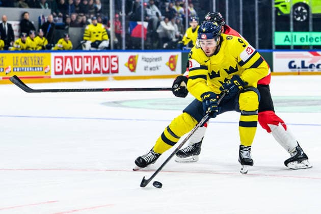 260515 Linus Karlsson of Sweden and Ryan O™Reilly of Canada during the 2026 IIHF Ice hockey, Eishockey World Championship, WM, Weltmeisterschaft match between Canada and Sweden on May 15, 2026 in Fribourg. Photo: Jesper Zerman BILDBYRAN kod JZ JZ0714 ishockey ice hockey ishockey-vm 2026 vm 2026 iihf world championship kanada canada sverige sweden bbeng Copyright: JESPERxZERMAN BB260515BB194
