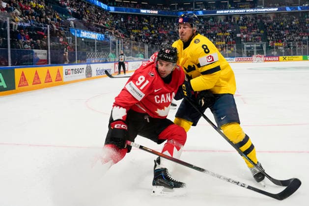FRIBOURG, SWITZERLAND - MAY 15: John Tavares of Canada L) against Robert Hagg of Sweden R) during the 2026 IIHF Ice hockey, Eishockey World Championship, WM, Weltmeisterschaft Switzerland game between Canada and Sweden at BCF Arena on May 15, 2026 in Fribourg, Fribourg. Fribourg BCF Arena Fribourg Switzerland Copyright: xJustPictures.ch JarixPestelaccix jp-en-EuSpIm-JP6_JAR_Canada_Sweden_15May2026_00042