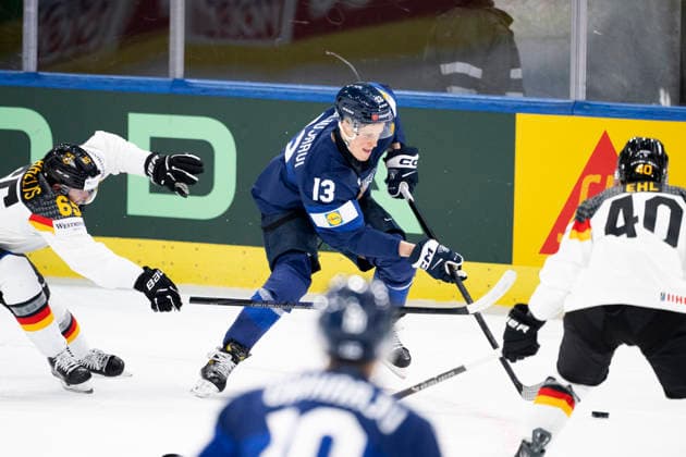 LKS 20260515 Finland s Jesse Puljujärvi between Germany s Marc Michaelis (L) and Alexander Ehl (40) during the 2026 IIHF Ice hockey, Eishockey World Championships preliminary round group A match between Finland and Germany in Zurich, Switzerland on May 15, 2026. - RONI REKOMAA Zürich Switzerland 5KnQqC_fIJ4  Copyright: xRonixRekomaax 5KnQqC_fIJ4