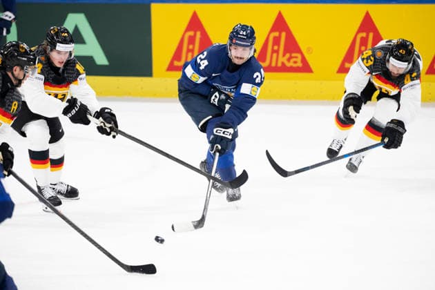 LKS 20260515 Finland s Hannes Björninen between Germany s Joshua Samanski (44) and Andreas Eder (R) during the 2026 IIHF Ice hockey, Eishockey World Championships preliminary round group A match between Finland and Germany in Zurich, Switzerland on May 15, 2026. - RONI REKOMAA Zürich Switzerland c0hsUq6a0gc  Copyright: xRonixRekomaax c0hsUq6a0gc