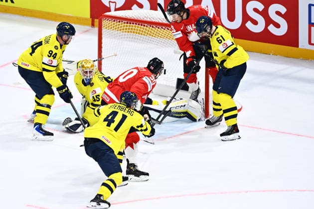 Ryan O Reilly of Canada, center, scores past goalkeeper Magnus Hellberg of Sweden, 2nd left, during the IIHF World Championship, WM, Weltmeisterschaft Group B match Canada vs Sweden on May 15, 2026, Fribourg, Switzerland. (CTKxPhoto RadekxPetrasek) CTKPhotoP2026051506389  CTKPhotoP2026051506389