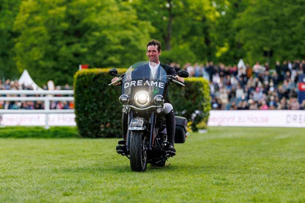 HAMBURG - Al Shira aa 95. Deutsches Spring- und Dressur DERBY 2026, HAMBURG - Al Shira aa 95. Deutsches Spring- und Dressur DERBY 2026 SIMPSON David (IRL) Siegerpreis Harley Davidson Motorrad Siegerehrung Prize giving ceremony Al Shira aa Derby Tour Dreame presents: CSI4*: 2nd qualifier for the German Jumping-Derby, Int. jumping competition against the clock (1,50m) Hamburg, Jenischpark, Derby Park Klein Flottbek 15. May 2026 -