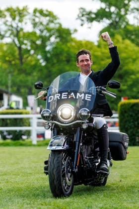 HAMBURG - Al Shira aa 95. Deutsches Spring- und Dressur DERBY 2026, HAMBURG - Al Shira aa 95. Deutsches Spring- und Dressur DERBY 2026 SIMPSON David (IRL) Siegerpreis Harley Davidson Motorrad Siegerehrung Prize giving ceremony Al Shira aa Derby Tour Dreame presents: CSI4*: 2nd qualifier for the German Jumping-Derby, Int. jumping competition against the clock (1,50m) Hamburg, Jenischpark, Derby Park Klein Flottbek 15. May 2026 -
