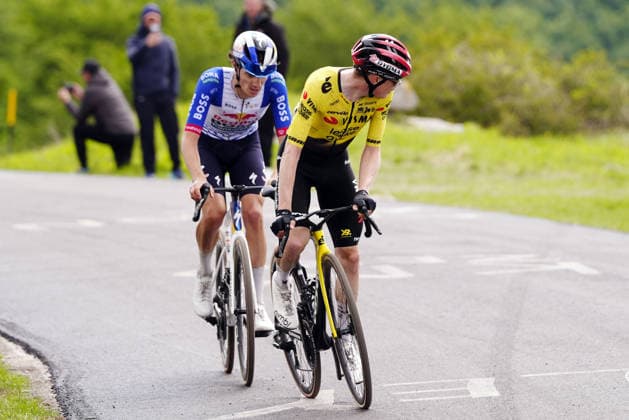 Denmark™s Jonas Vingegaard Hansen of Team Visma Lease A Bike leads ahead Italy™s Giulio Pellizzari of Red Bull - Bora - Hansgrohe during Stage 7 of the Giro d™Italia from Formia to Blockhaus, Italy. Friday May 15, 2026.  Copyright: xFabioxFerrarix xLaPressex