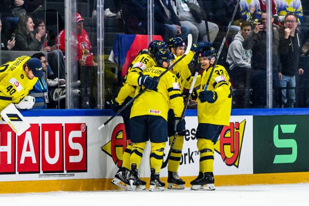 260515 Jacob Larsson of Sweden celebrates with teammates after scoring 2-1 during the 2026 IIHF Ice hockey, Eishockey World Championship, WM, Weltmeisterschaft match between Canada and Sweden on May 15, 2026 in Fribourg. Photo: Jesper Zerman BILDBYRAN kod JZ JZ0714 ishockey ice hockey ishockey-vm 2026 vm 2026 iihf world championship kanada canada sverige sweden bbeng jubel Copyright: JESPERxZERMAN BB260515JZ025