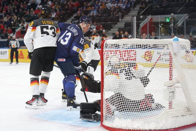 WM 2026 GER - FIN Moritz Seider (GER) gegen Jesse Jesse Puljujaervi (FIN) 15.05.2026 Swiss Life Arena Zuerich , SCHWEIZ, Herren IIHF World Championship, WM, Weltmeisterschaft Zurich 2026 Gruppe A Deutschland - Finnland Moritz Seider (GER) gegen Jesse Jesse Puljujaervi (FIN) vor Torwart Philipp Grubauer (GER) beim Treffer zum 0:1