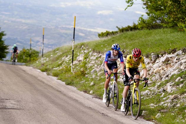 Denmark™s Jonas Vingegaard Hansen of Team Visma Lease A Bike leads ahead Italy™s Giulio Pellizzari of Red Bull - Bora - Hansgrohe during Stage 7 of the Giro d™Italia from Formia to Blockhaus, Italy. Friday May 15, 2026.  Copyright: xFabioxFerrarix xLaPressex