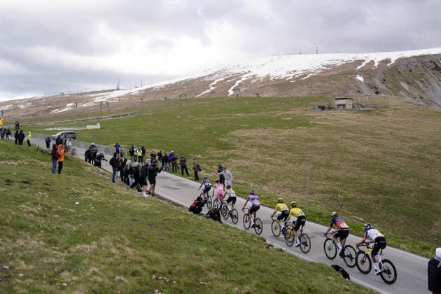 The pack rides during Stage 7 of the Giro d™Italia from Formia to Blockhaus, Italy. Friday May 15, 2026.  Copyright: xFabioxFerrarix xLaPressex