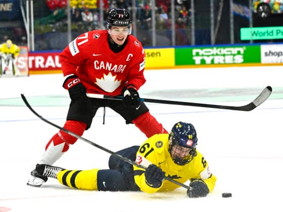 FRIBOURG, SCHWEIZ 20260515 Kanadas Macklin Celebrini och Sveriges Viggo Björck under premiärmatchen i ishockey-VM mellan Kanada och Sverige pa BCF Arena, Fribourg i Schweiz.