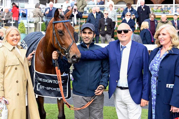 15.05.2026, York, North Yorkshire, GBR - Love a Giggle with owner Carl Waters after winning the Marygate Fillies Stakes. York racecourse. (Pferd, Jockey, Love a Giggle, Lee, Sieg, Besitzer, Waters) 260515C985YORK.JPG