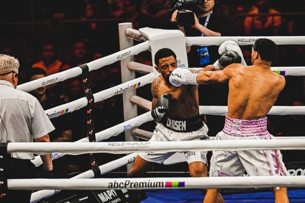 Shae Green und Oluwole Ciosek liefern sich einen intensiven Schlagabtausch im Schwergewicht bei der Ringside Night of the Heavyweights am 15.05.2026 in der SAP Arena Mannheim. Ein Boxer attackiert mit einem Schlag, während sein Gegner defensiv reagiert und ausweicht. Ringside, 15.05.2026, Mannheim, SAP Arena