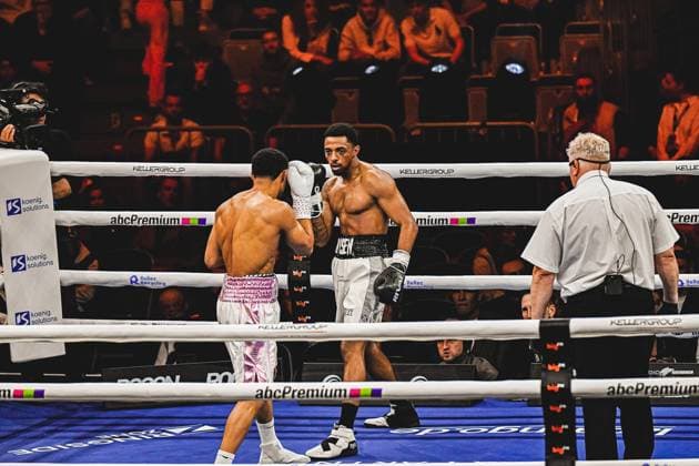 Spannung im Ring: Shae Green und Oluwole Ciosek liefern sich einen intensiven Schwergewichtskampf bei der Night of the Heavyweights am 15.05.2026 in der SAP Arena Mannheim. Der Ringrichter beobachtet die Aktion aufmerksam, während das Publikum in der vollen Arena das Duell verfolgt. Ringside, 15.05.2026, Mannheim, SAP Arena