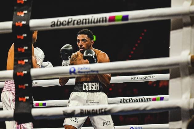 Shae Green präsentiert sich konzentriert im Boxring während seines Kampfes gegen Oluwole Ciosek bei der Ringside Night of the Heavyweights am 15.05.2026 in der SAP Arena Mannheim. Der Boxer in weißer Hose mit schwarzem Gürtel und schwarzen Boxhandschuhen zeigt offensive Deckung. Ringside, 15.05.2026, Mannheim, SAP Arena