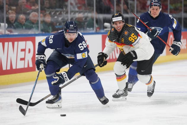 WM 2026 GER - FIN Urho Vaakanainen gegen Frederik Tiffels 15.05.2026 Swiss Life Arena Zuerich , SCHWEIZ, Herren IIHF World Championship, WM, Weltmeisterschaft Zurich 2026 Gruppe A Deutschland - Finnland Urho Vaakanainen (li,FIN) gegen Frederik Tiffels (GER)