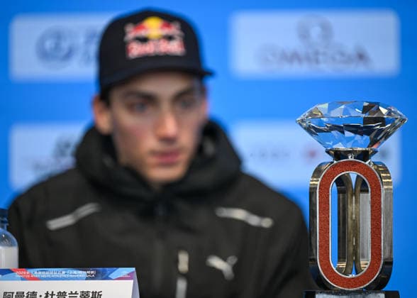 Wanda Diamond League Shanghai Keqiao 2026 - press conference, PK, Pressekonferenz SHAOXING, CHINA - MAY 15: Swedish pole vault superstar Armand Mondo Duplantis sits behind the official event trophy during a press conference on the eve of the Yangtze River Delta Athletics Diamond Gala, the Shanghai Keqiao leg and opening meeting of the 2026 Wanda Diamond League circuit, at the China Textile City Sports Center in Keqiao, Shaoxing, Zhejiang province, China, on May 15, 2026. Shanghai China Copyright: xSTRx originalFilename:str-wandadia260515_npPGu.jpg