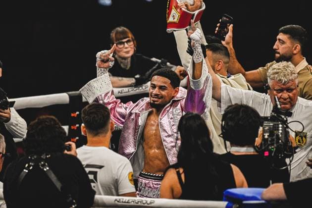 Shae Green jubelt nach seinem Sieg gegen Oluwole Ciosek beim Boxevent Night of the Heavyweights am 15.05.2026 in der SAP Arena Mannheim. Der Boxer präsentiert stolz seine Siegerposen mit erhobenen Boxhandschuhen, umgeben von Trainerstab und Publikum im Ring. Ringside, 15.05.2026, Mannheim, SAP Arena