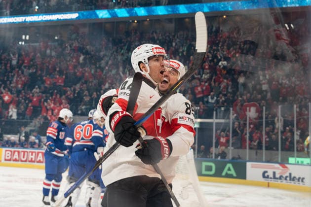 ZURICH, ZURICH - MAY 15: Switzerland players celebrate after Pius Suter scores the goal during the 2026 IIHF World Championship, WM, Weltmeisterschaft Group A match between Switzerland and USA at Swiss Life Arena on May 15, 2026 in Zurich, Zurich, Switzerland. Copyright: xLivioxBaeriswylx xSPPx Sportspressphoto_SPR147142