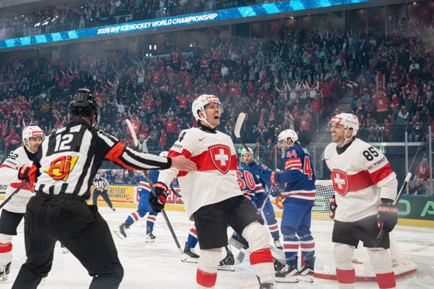 ZURICH, ZURICH - MAY 15: Switzerland players celebrate after Pius Suter scores the goal during the 2026 IIHF World Championship, WM, Weltmeisterschaft Group A match between Switzerland and USA at Swiss Life Arena on May 15, 2026 in Zurich, Zurich, Switzerland. Copyright: xLivioxBaeriswylx xSPPx Sportspressphoto_SPR147143
