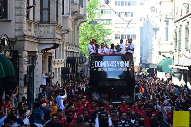 Galatasaray celebrates league championship ISTANBUL, TURKIYE - MAY 15: The open-top bus carrying the 2025-2026 Turkish Super Lig champion Galatasaray football team departs from in front of Galatasaray Lycee in Istanbul, Turkiye on May 15, 2026. Abdulhamid Hosbas Anadolu Istanbul Turkey. Editorial use only. Please get in touch for any other usage.  Copyright: x2026xAnadoluxAbdulhamidxHosbasx