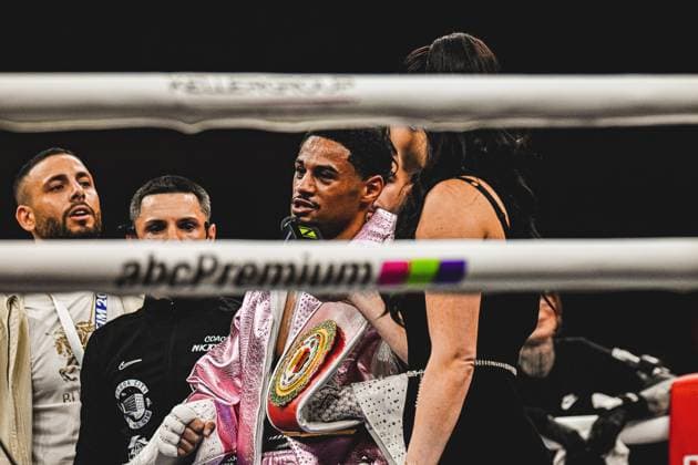 Shae Green präsentiert sich mit seinem Boxergürtel bei der Night of the Heavyweights am 15.05.2026 in der SAP Arena Mannheim. Der Kampf gegen Oluwole Ciosek findet im Ring statt, umgeben von Trainerstab und Betreuern an der Ringside. Ringside, 15.05.2026, Mannheim, SAP Arena
