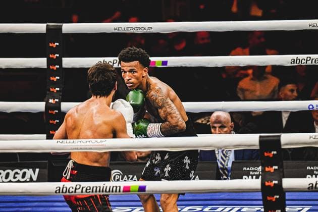 Devrim Gökduman und Franklyn Donovan liefern sich am 15.05.2026 in der SAP Arena Mannheim einen intensiven Schlagabtausch. Das Boxevent Ringside - Night of the Heavyweights zeigt den deutschen Profiboxer in Angriffsposition mit grünen Handschuhen gegen seinen Gegner. Ringside, 15.05.2026, Mannheim, SAP Arena